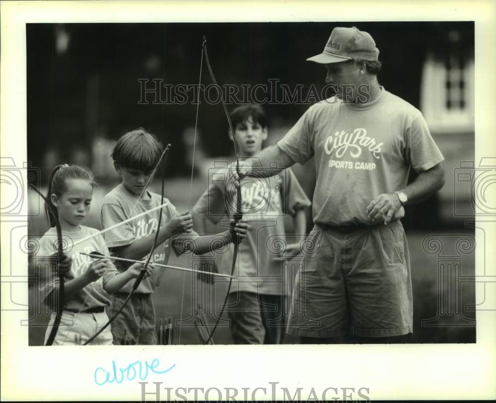 1994 Press Photo Kenny Kimble helps campers with archery- City Park Sports Camp - Historic Images