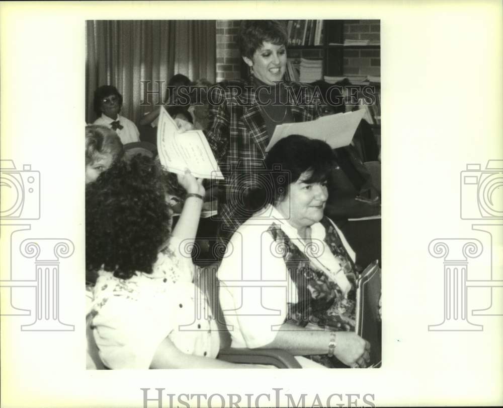 1994 Press Photo Chalmette-Marilyn Kimble holds substitute teachers orientation - Historic Images