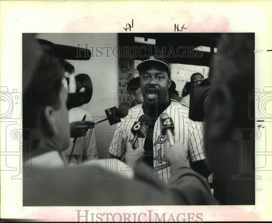 1991 Press Photo Endesha Juakali, president of HANO's board talks to reporters - Historic Images