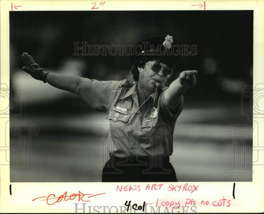 1988 Press Photo Sharon Kennedy, Crossing Guard at Robert Road and Independence - Historic Images