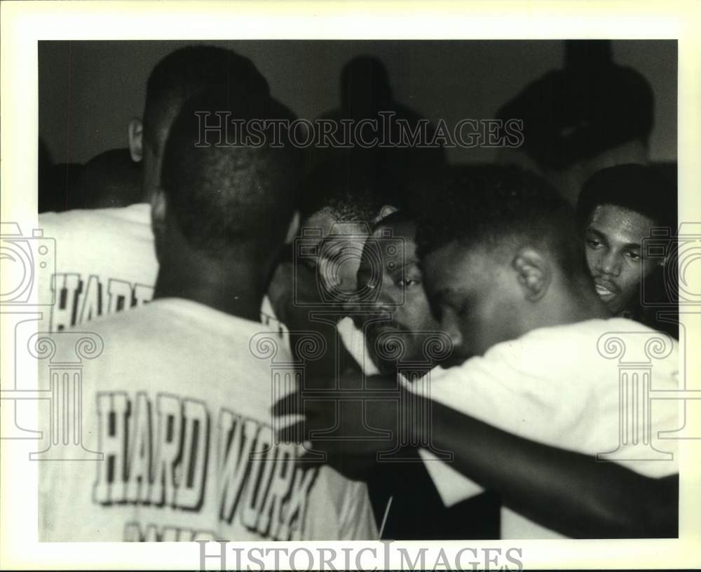 1995 Press Photo Basketball - Kennedy's coach Brian Gibson in the pre-game hug - Historic Images