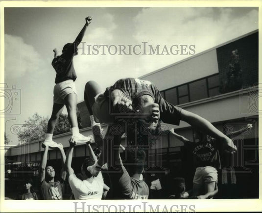 1989 Press Photo Rachal Smooth rehearses with Kennedy High School cheerleaders- Historic Images