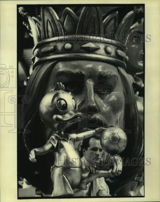 1992 Press Photo Barry Kern behind the figure of Huey at Kern Sculpture Company - Historic Images