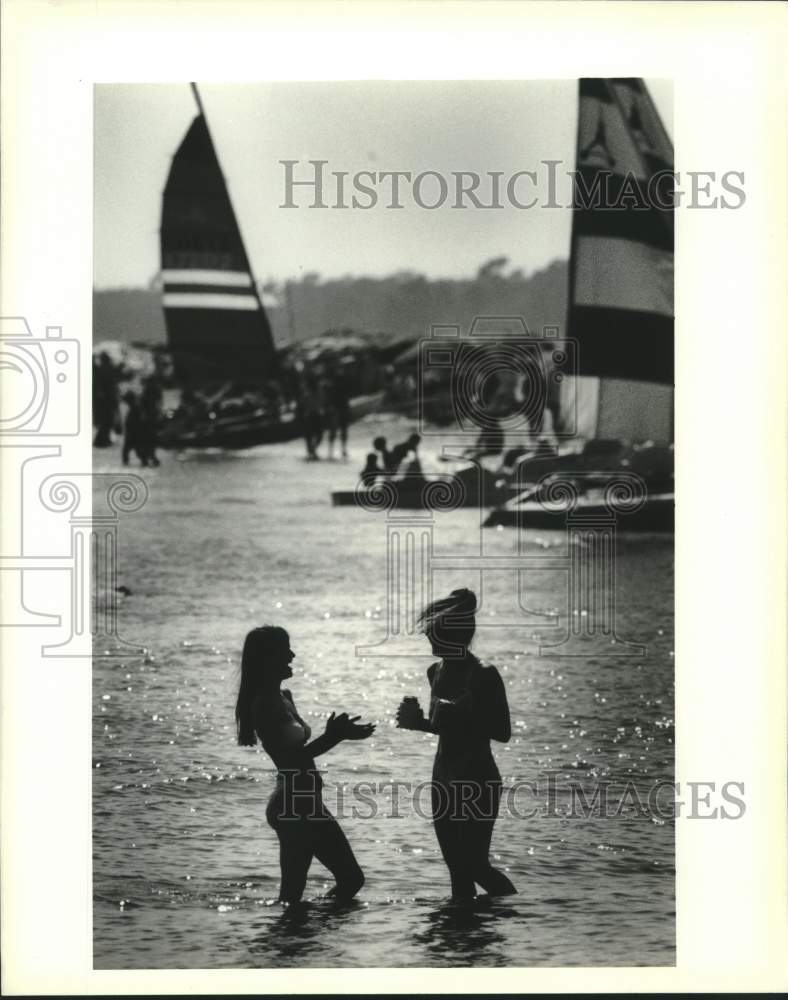 1989 Press Photo Labor Day weekend bathers bask in the sunshine of Biloxi Beach - Historic Images