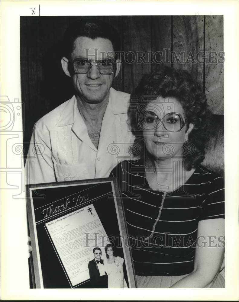 1990 Press Photo Mr. &amp; Mrs. Rubin Lambeth volunteers holding recognition letter - Historic Images