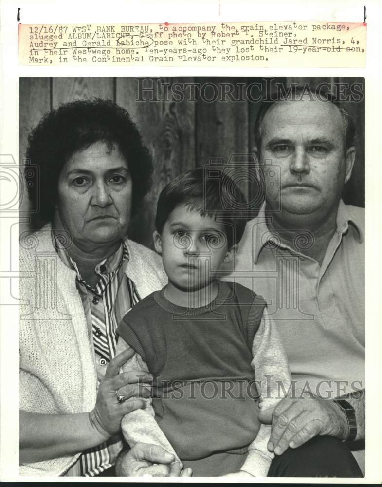 1987 Press Photo Audrey and Gerald Labiche pose with Jared, their grandchild. - Historic Images