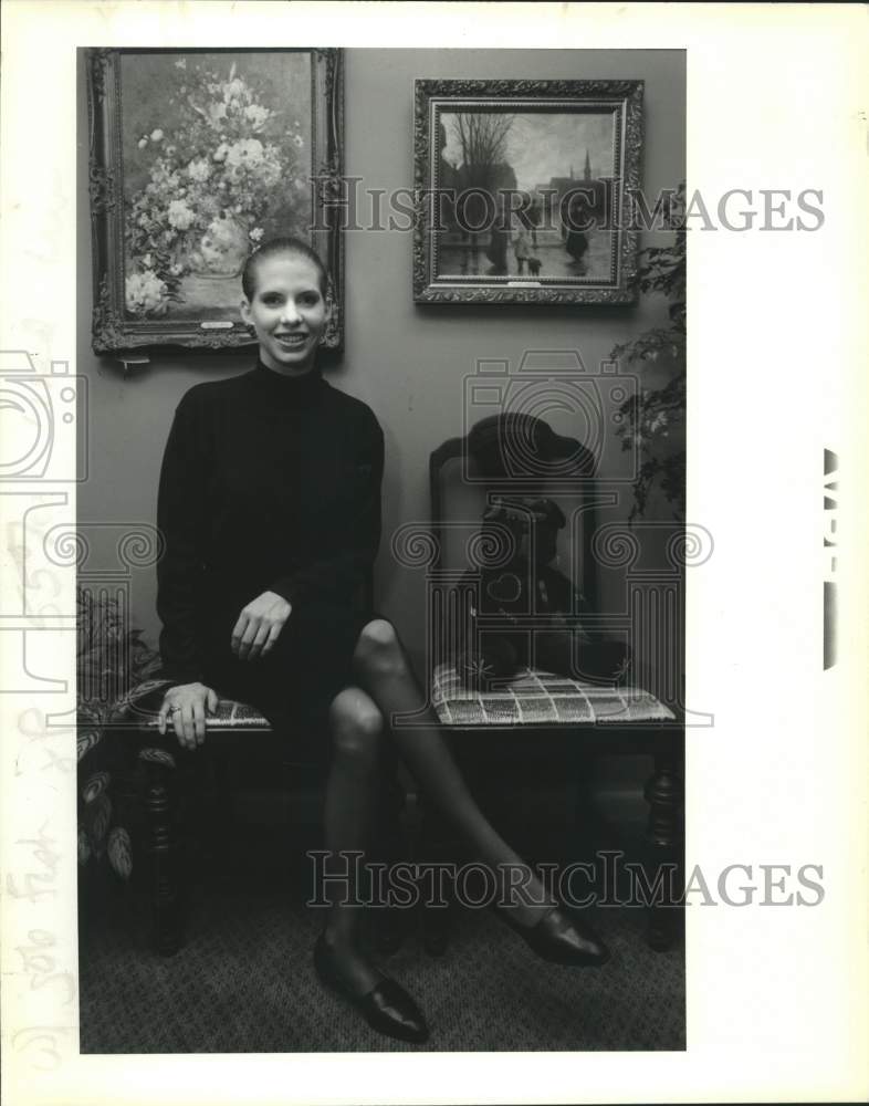 1991 Press Photo Lisa Laballe shows off clothes she wore for job interview - Historic Images