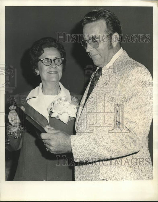 1973 Press Photo Julia M. Young and Liberty & Heating president Donald LaBarre - Historic Images
