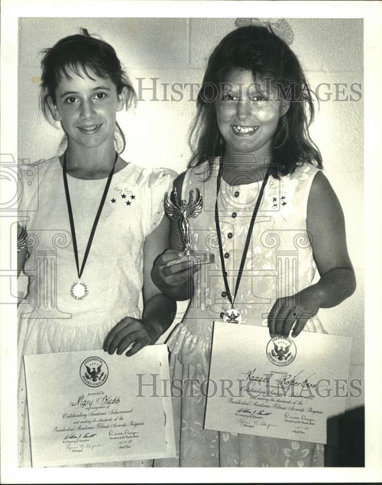 1988 Press Photo 4th graders Mary Kuss and Raquel Robertson with fitness awards - Historic Images