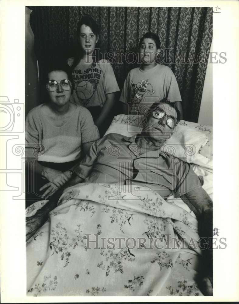 1990 Press Photo Hubert LaBorde in bed surrounded by his wife and children - Historic Images