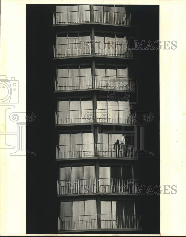 1987 Press Photo Two guests at the Landmark Motor Hotel talk on hotel&#39;s balcony - Historic Images