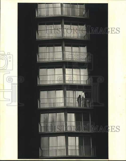 1987 Press Photo Two guests at the Landmark Motor Hotel talk on hotel's balcony - Historic Images