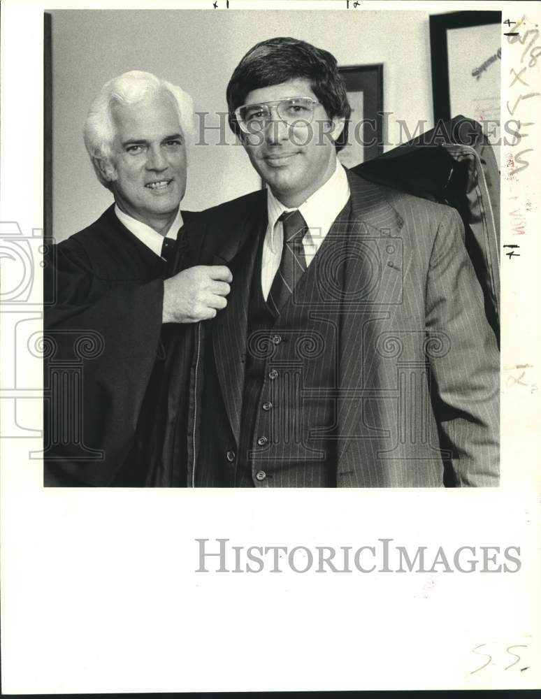 1990 Press Photo Pascal Calogero Jr. robing Robert A. Katz- Civil District Court - Historic Images