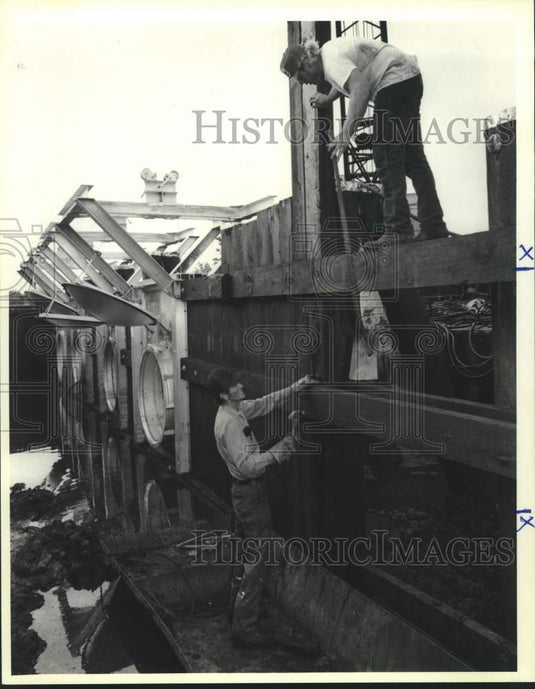 1989 Press Photo Roland Odom & Jerry Maddox- Water Mitigation Project, LaBranche - Historic Images