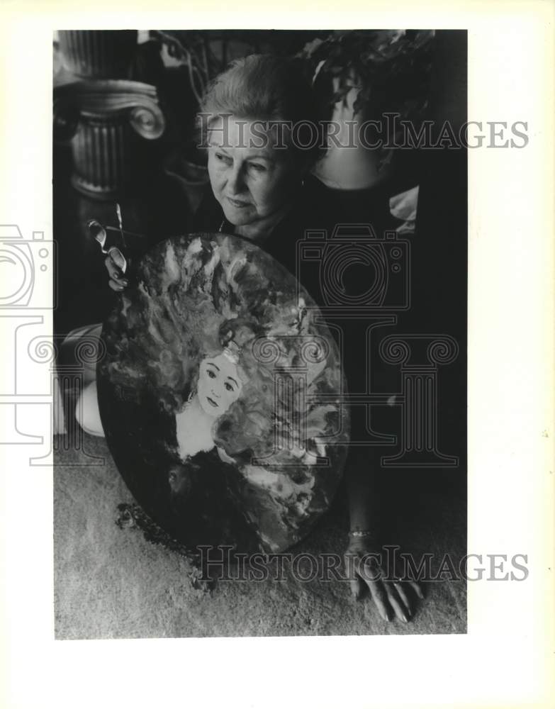 1991 Press Photo June Lampe sitting next to &quot;Topaz&quot; - Historic Images