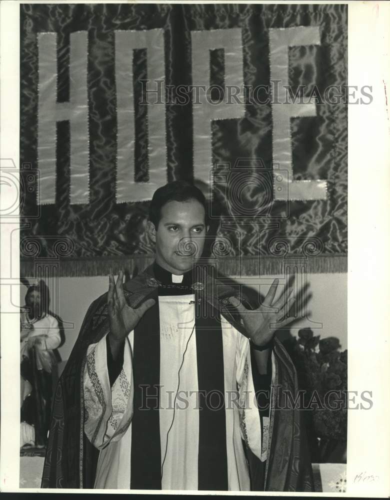 1987 Press Photo Father Jose Lavastida during mass at St. Jerome Church, Kenner - Historic Images