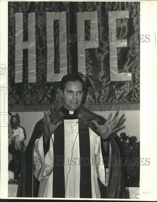 1987 Press Photo Father Jose Lavastida during mass at St. Jerome Church, Kenner - Historic Images