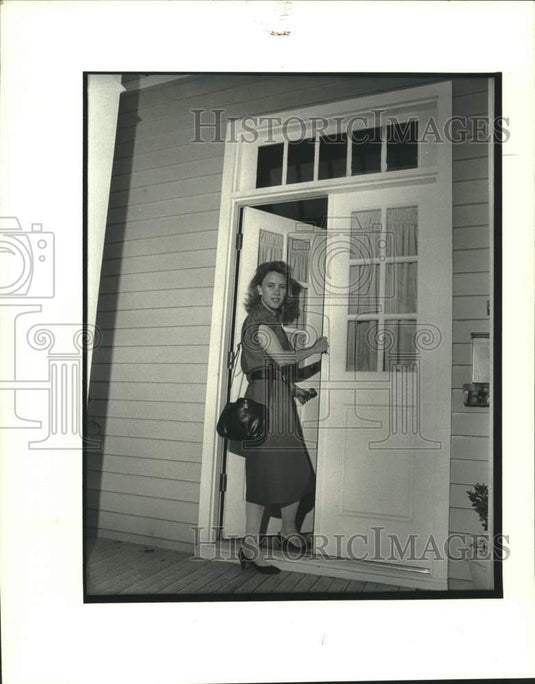 1988 Press Photo Mary Landrieu enters her Magazine Street house in New Orleans. - Historic Images