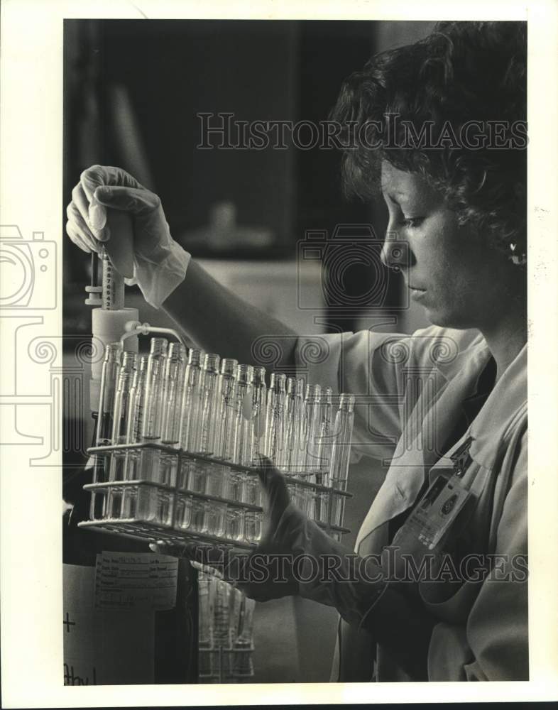 1987 Press Photo Technician Debbie Cook prepares samples to be tested for drugs - Historic Images