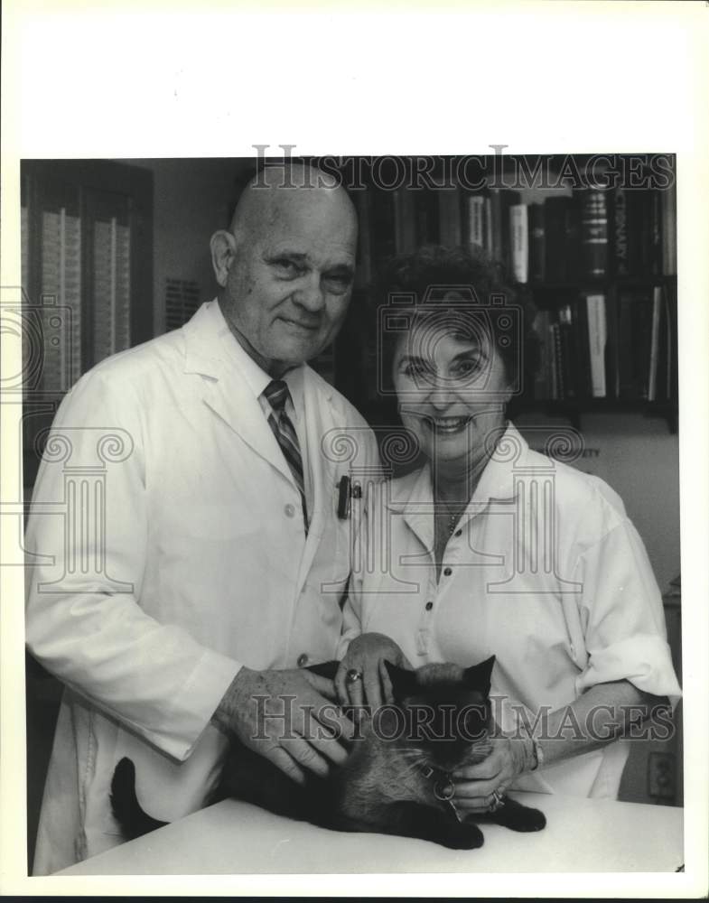 1990 Press Photo Dr. Les Landon, his wife Joyce, and their cat, Spot. - Historic Images