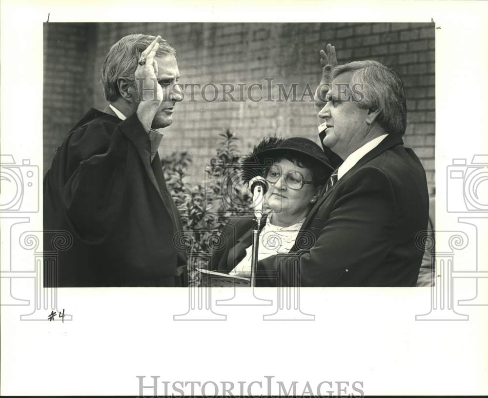 1989 Press Photo Arnold Labat take the oath as St. John Parish&#39;s president - Historic Images