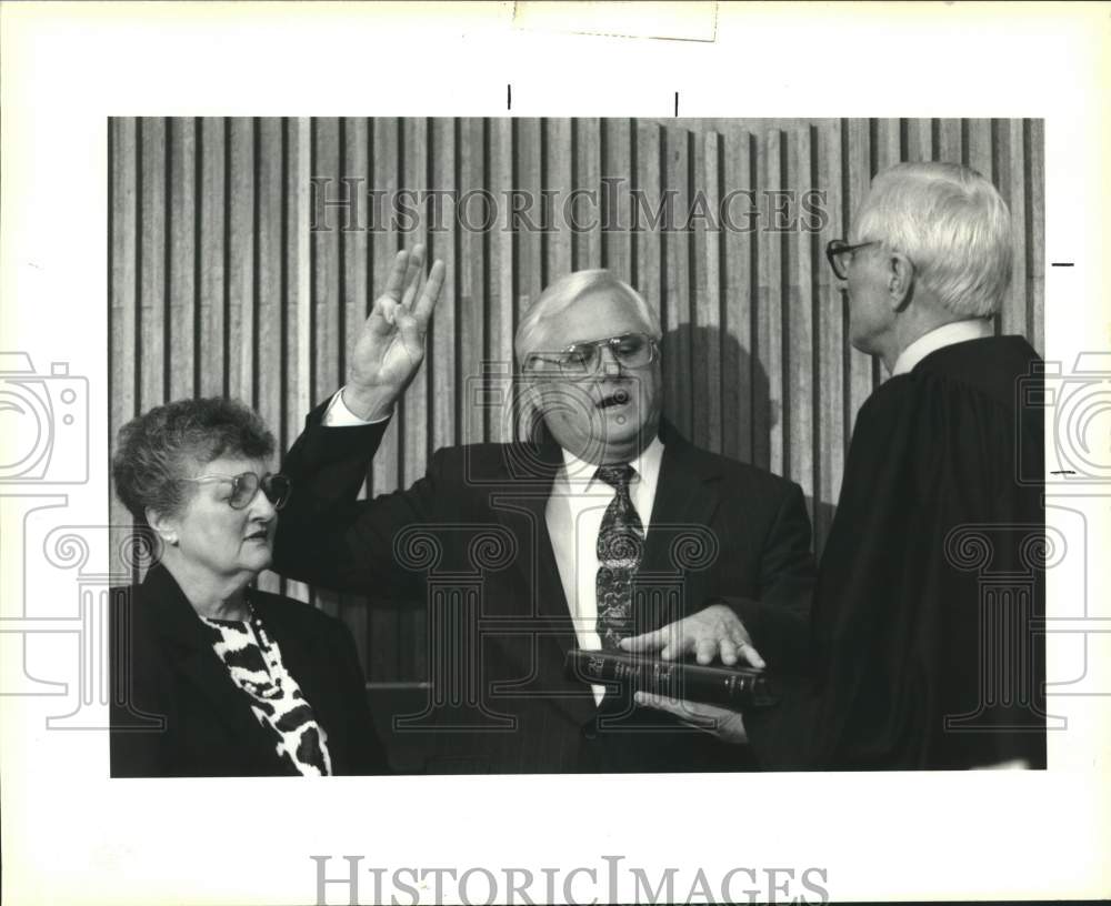 1992 Press Photo Parish President Arnold Labat sworn in by Hon. Thomas J. Malik - Historic Images