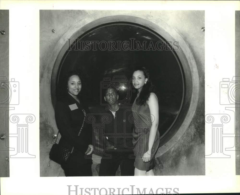 1993 Press Photo Anicia Gonzales, Marc Labat, Eileen Carter at a Sweet 16 Party - Historic Images