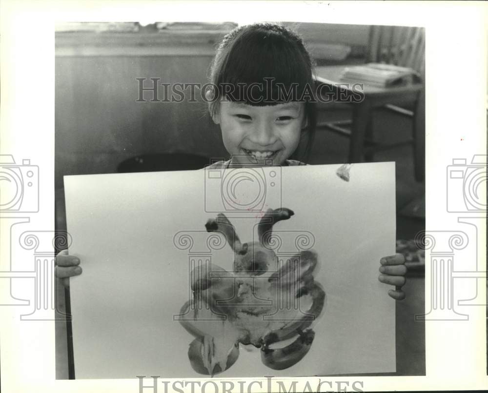 1989 Press Photo Naephil Kwun shows of her painting, Fat Butterfly - Historic Images