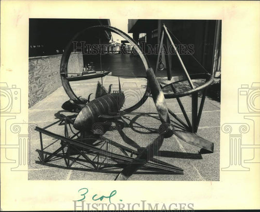 1990 Press Photo Art piece "Pacific" by Harris Rubin on display at K&B Plaza - Historic Images