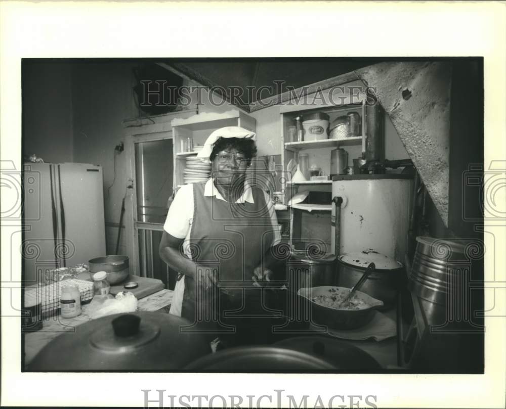 1989 Press Photo Mary Lacey tends the pots in kitchen of Delachaise Lunch Room - Historic Images