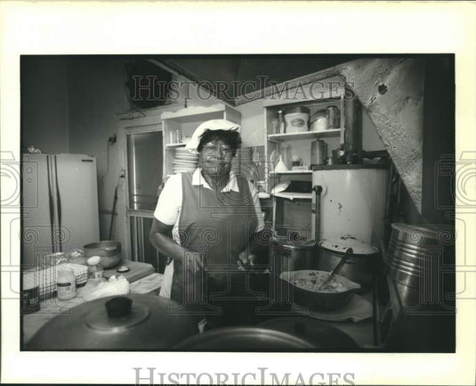 1989 Press Photo Mary Lacey tends the pots in kitchen of Delachaise Lunch Room - Historic Images