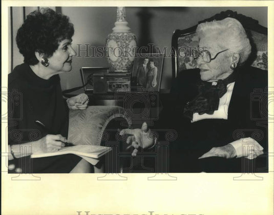 1992 Press Photo Dorothy Mahan of Oral History Project interviews Sara Lachin - Historic Images