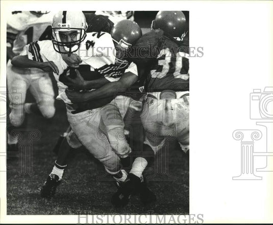 1993 Press Photo Football - Wingback C.C. Lachney rips through the St. Paul line - Historic Images