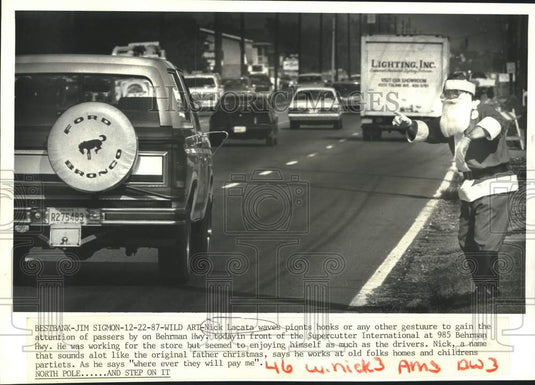 1987 Press Photo Nick Lacata dressed as Santa Claus along Behrman Highway - Historic Images