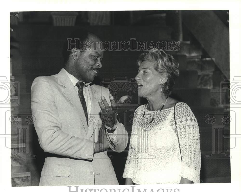 1988 Press Photo Yves Laborde and Lea Pereira Chat - Historic Images