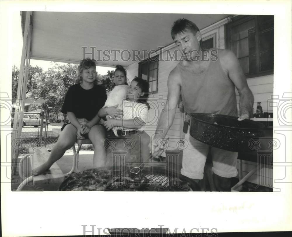 1992 Press Photo Dennis LaBorde and family barbequing for Mindy&#39;s birthday. - Historic Images