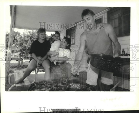 1992 Press Photo Dennis LaBorde and family barbequing for Mindy's birthday. - Historic Images