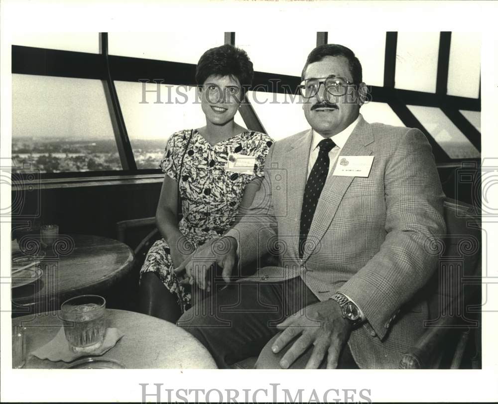 1988 Press Photo Terry Sue Johnson and Dr. Anthony La Nasa at Golf Club party - Historic Images