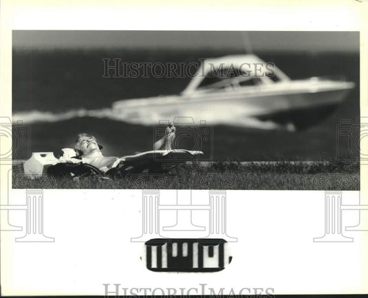 1988 Press Photo Frank Quarella rests along Lakeshore Drive during Labor Day - Historic Images