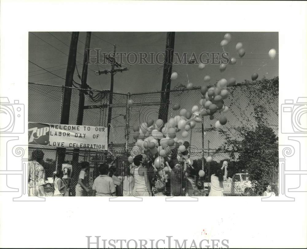 1988 Press Photo Residents watch release of balloons during Labor Day in Violet - Historic Images