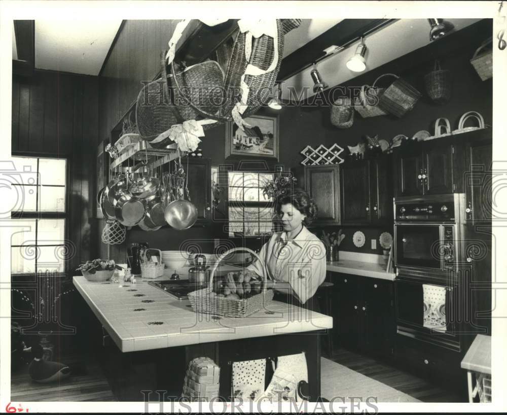 1992 Press Photo Diane Kaufman works in the renovated kitchen. - Historic Images