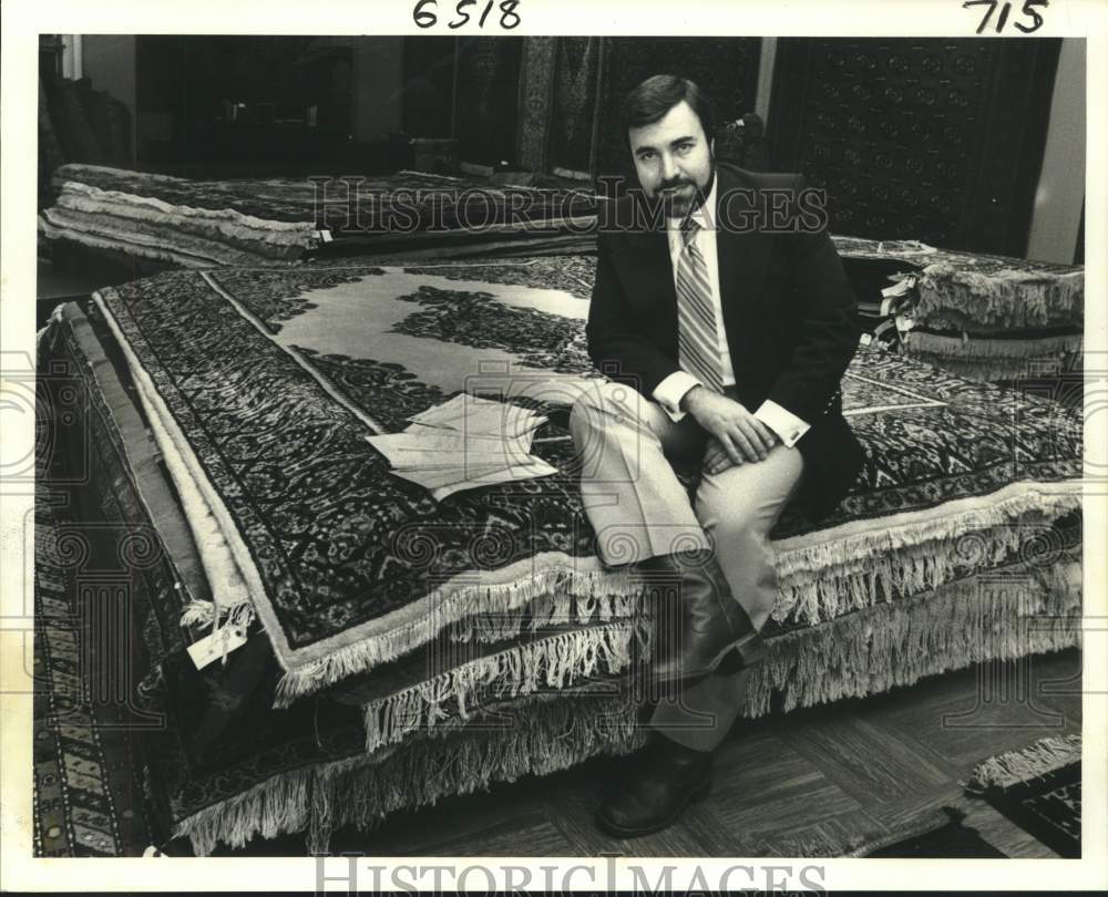 Press Photo Rug merchant Safi Kaskas selling expensive imported rugs - Historic Images