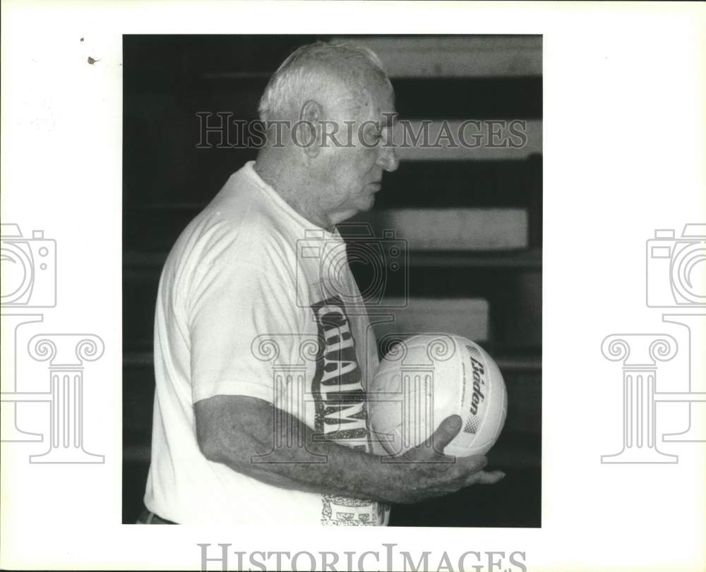 1994 Press Photo Benny Labourdette, follows Chalmette Owl Volleyball Team - Historic Images