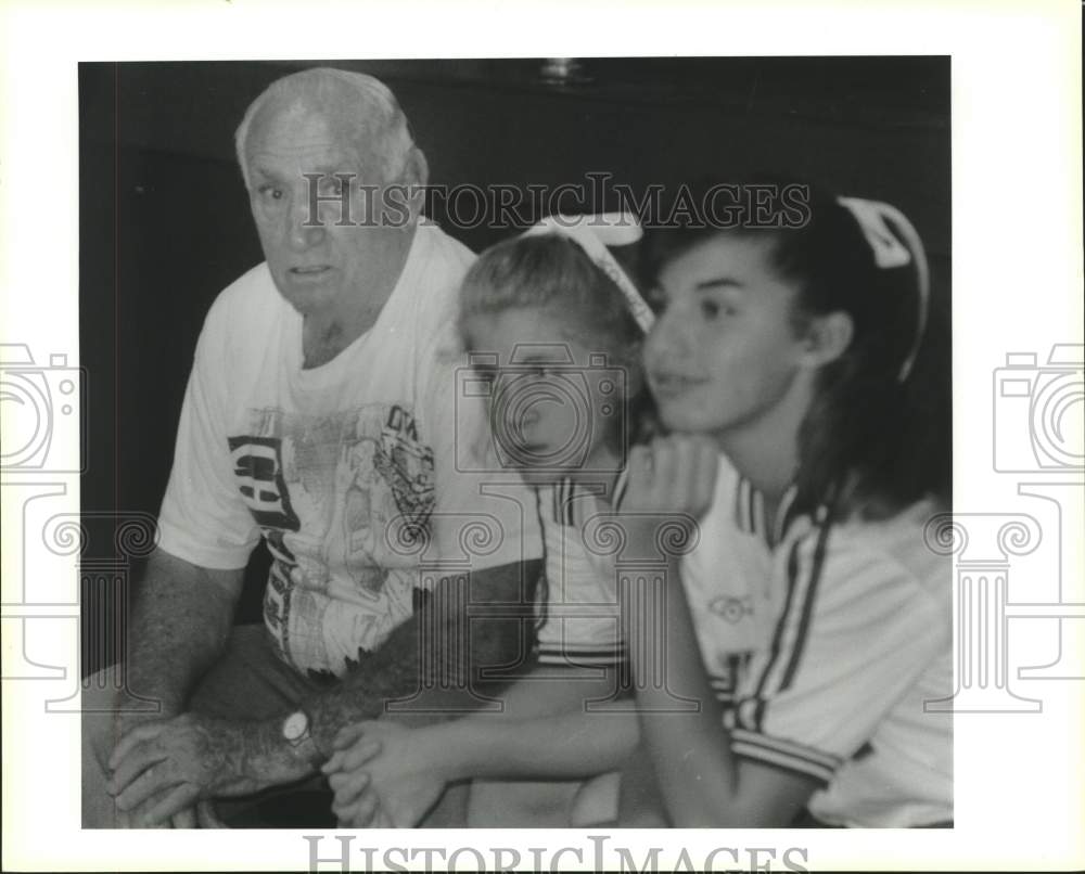 1994 Press Photo Benny Labourdette sitting with Chalmette Owl volleyball players - Historic Images