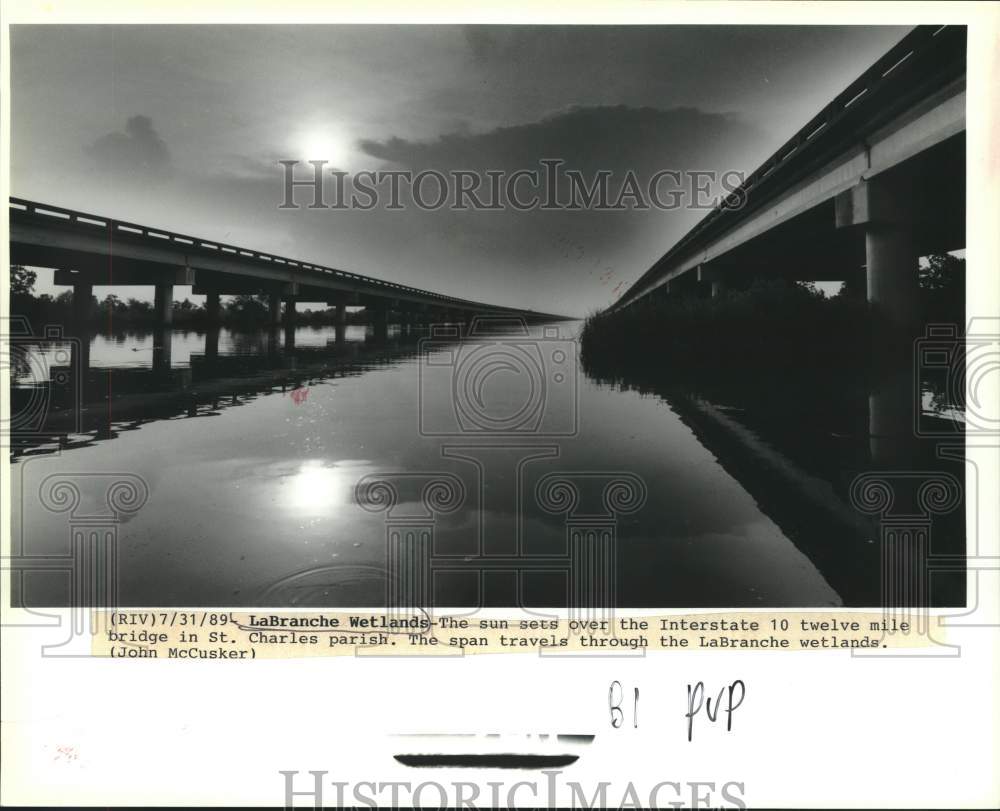 1989 Press Photo The sun sets over the Interstate 10- LaBranche Wetlands - Historic Images