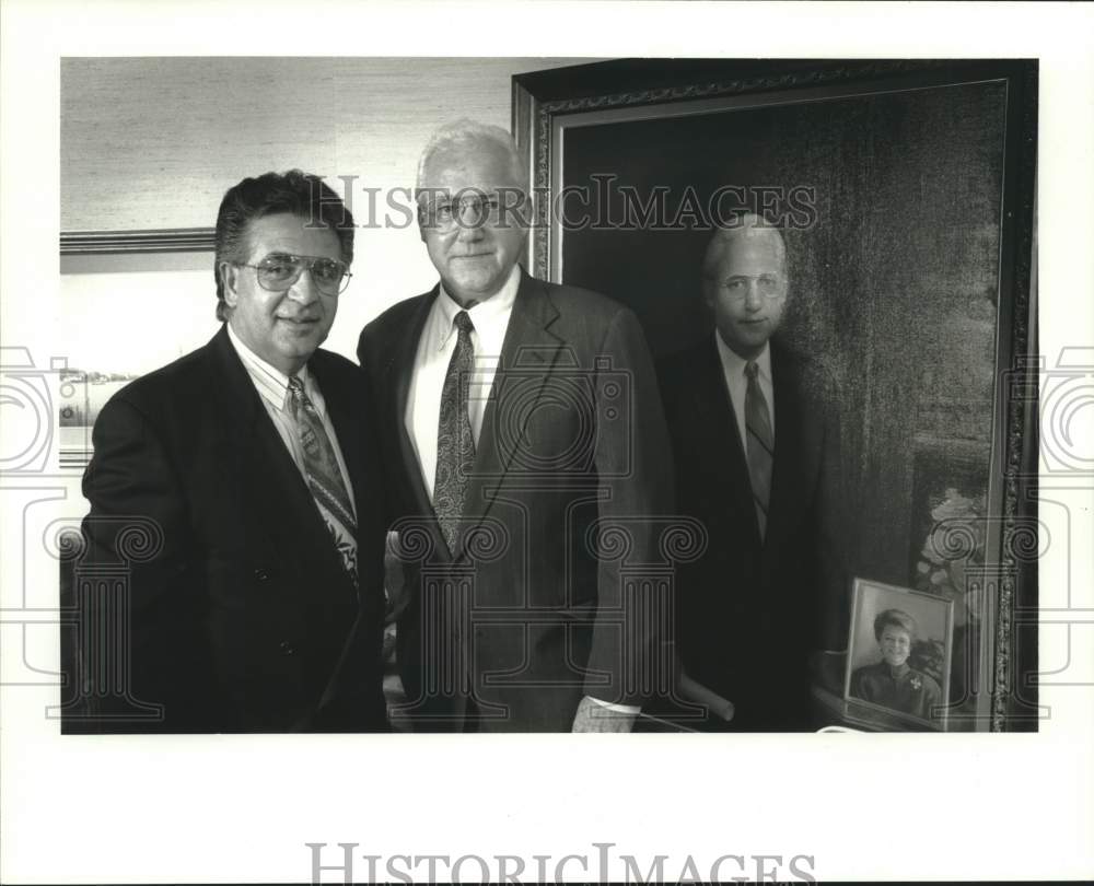 1993 Press Photo Moon Landrieu stands with his portrait&#39;s artist Mehrdad Samimi - Historic Images