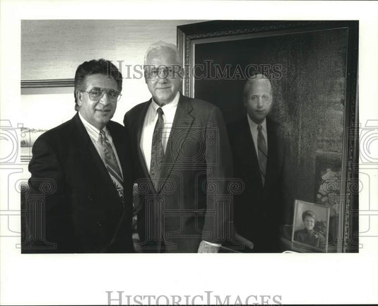 1993 Press Photo Moon Landrieu stands with his portrait's artist Mehrdad Samimi - Historic Images