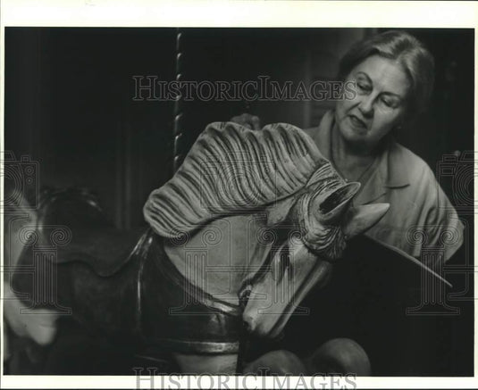 1986 Press Photo June Lampe paints restored Carousel horse - Historic Images