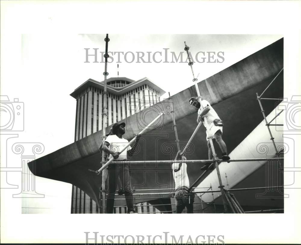 1993 Press Photo Workers construct main stage- Preparation for Latin Festival - Historic Images