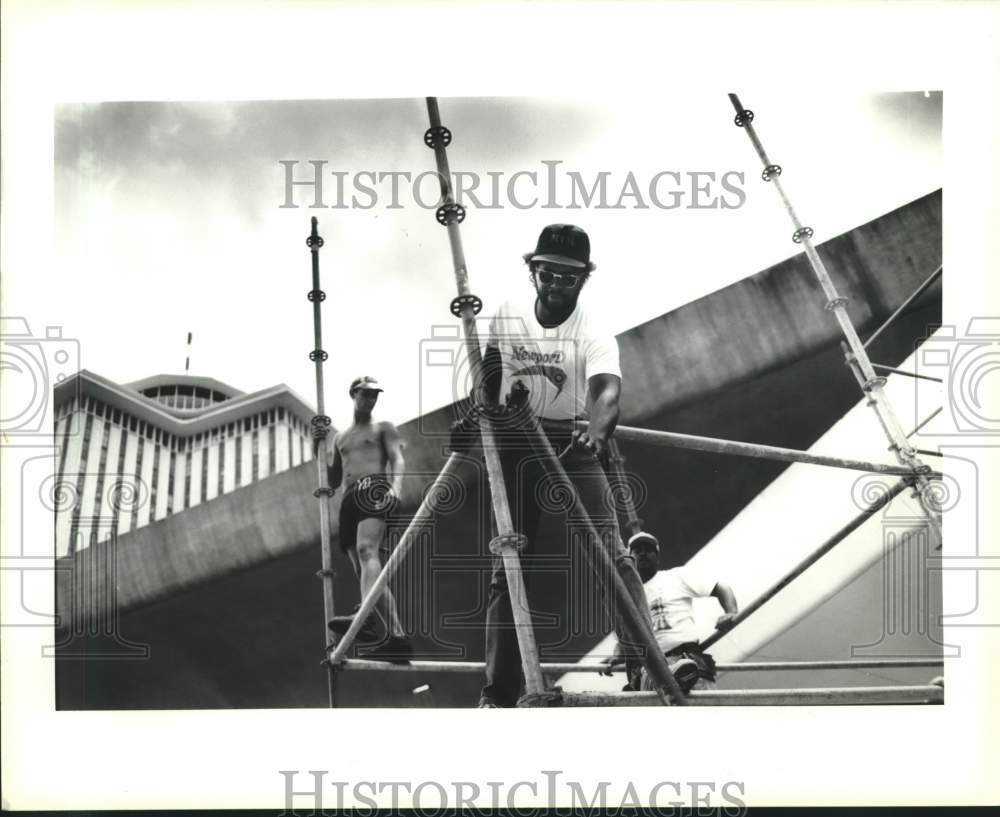 1993 Press Photo Workers construct main stage- Preparation for Latin Festival - Historic Images